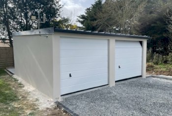 Double garage en béton enduit